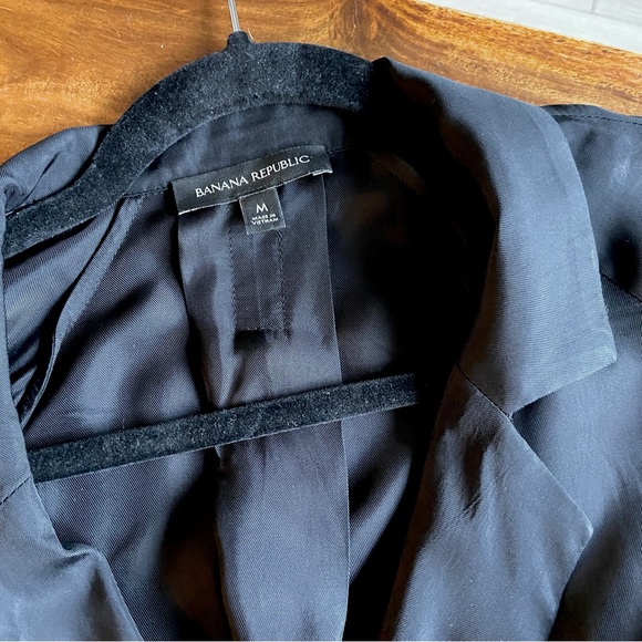 Banana Republic. Silky & flowy wrap style blouse. Size Medium. Black. NWOT. - Picture 7 of 7